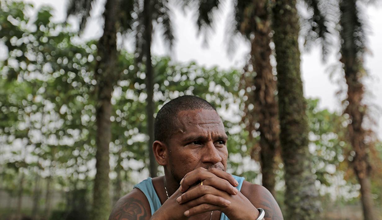 Oktovianus Maniani di sela waktu kosong menanti giliran syuting sinetron Madun. (Bola.com/Peksi Cahyo)