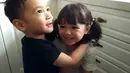 Dalam video yang diunggah di akun Instagram Raffi ini tertuliskan kepsyen bahwa Rafathar sangat senang jika Gempi si gadis mungil itu berada di dekatnya. Dalam videonya, Rafathar pun terus merangkul Gempi. (Instagram/raffinagita1717)