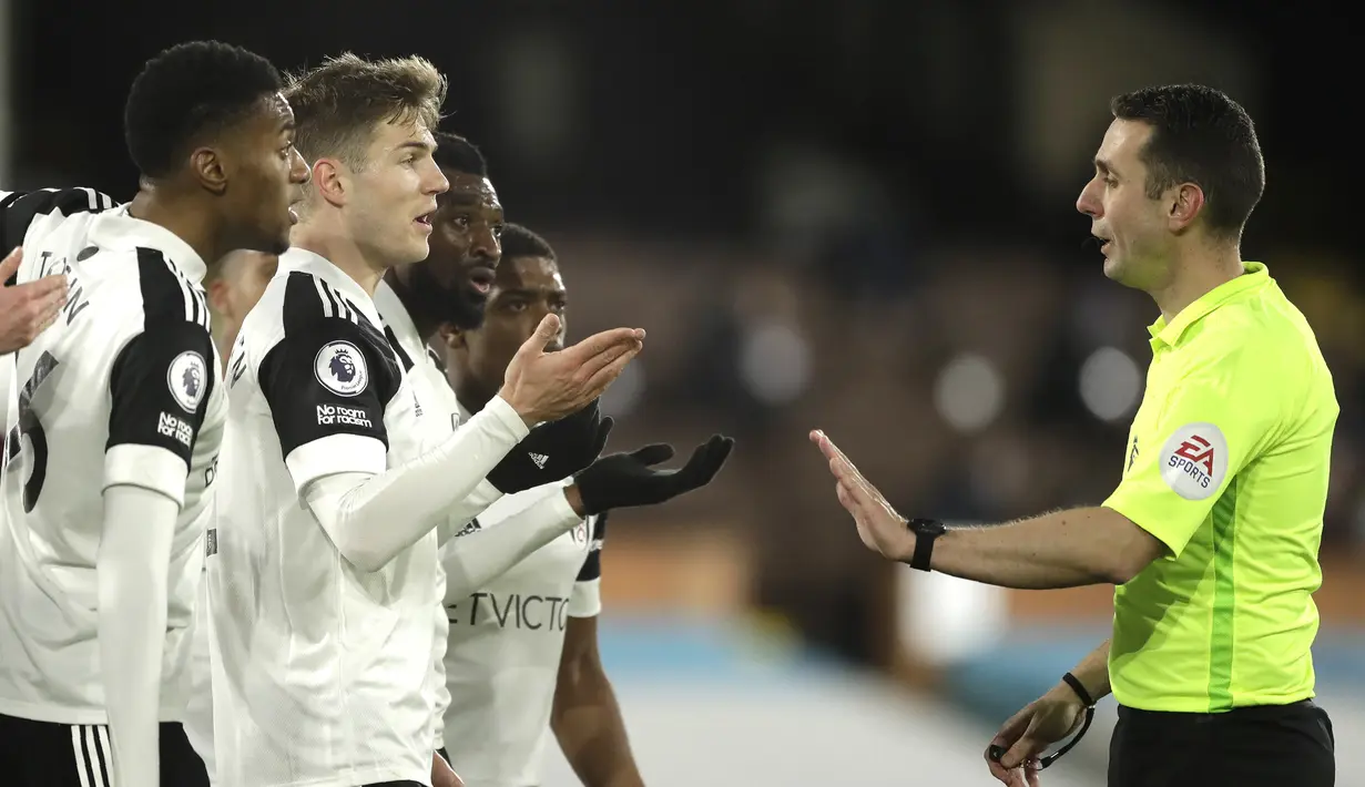 Para pemain Fulham mempertanyakan keputusan wasit David Coote saat menghadapi Leeds United dalam laga lanjutan Liga Inggris 2020/2021 pekan ke-29 di Craven Cottage, London, Jumat (19/3/2021). Fulham kalah 1-2 dari Leeds United. (AP/Matt Dunham/Pool)