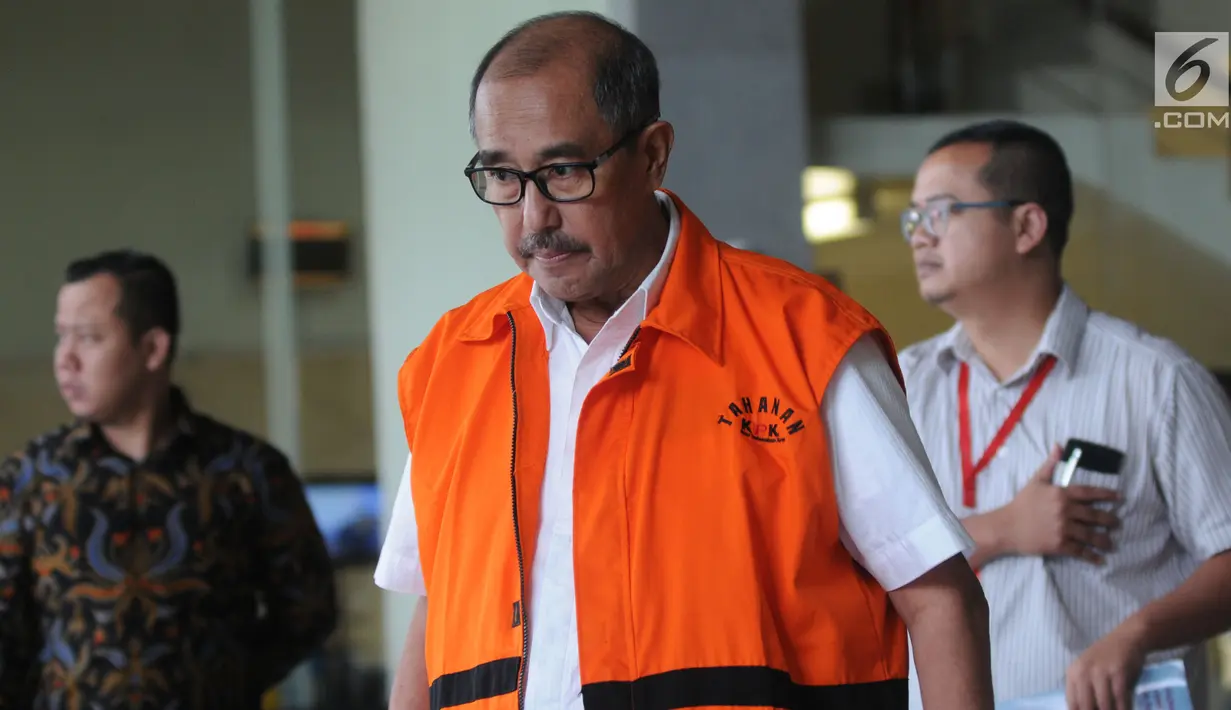 Bupati nonaktif Bandung Barat, Abubakar seusai menjalani pemeriksaan di Gedung KPK, Jakarta, Jumat (3/8). Berkas perkara Abubakar terkait dugaan suap kepentingan pilkada di Bandung Barat dinyatakan telah lengkap atau P21. (Merdeka.com/Dwi Narwoko)