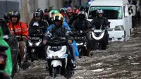 Diduga saluran pembuangan air tidak lancar menjadi penyebab banjir di kawasan tersebut setiap kali turun hujan deras.(Liputan6.com/Johan Tallo)