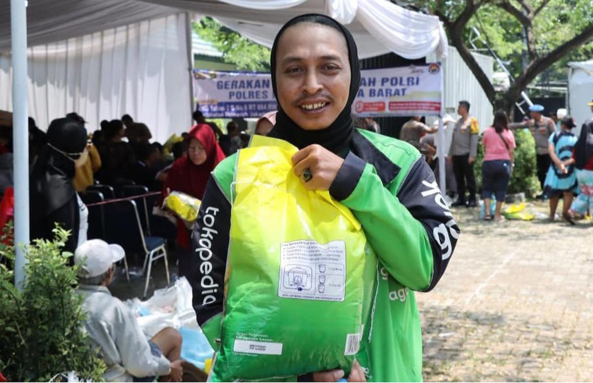FOTO: Polri Gelar Pasar Murah, 20 Ton Beras Ludes Diserbu Warga