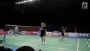 Ganda putri China Chen Qingchen dan Jia Yifan melakukan selebrasi usai mencetak angka saat melawan Ganda putri Korea Chang Ye Na dan Lee So Hee dalam partai final kejuaraan BCA Indonesia Open 2017 di Jakarta, Minggu (18/6). (Liputan6.com/Faizal Fanani)