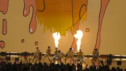 BTS tampil membawakan "Butter" dalam acara American Music Awards di Microsoft Theater di Los Angeles, California (22/11/2021). (AP Photo/Chris Pizzello)