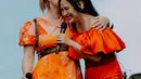 Momen hangat saat Stephanie Poetri dan Titi DJ tampil di panggung HITC Jakarta. Diva Indonesia ini hadir dan duet dengan putrinya menyanyikan lagu Sang Dewi. (Instagram/@stephaniepoetri)