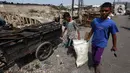 Lokasi pengungsian berada di atas lapangan berpasir dengan bebatuan. Warga pun harus mengenakan masker untuk menjaga kesehatan pernafasan. Petugas PPSU berusaha menyiramkan air mencegah pasir terbang terbawa angin. (Liputan6.com/Johan Tallo)