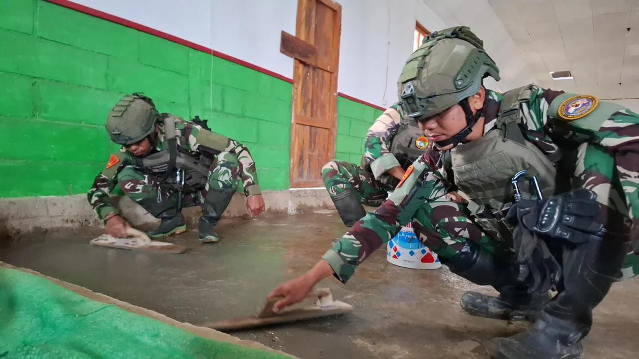 FOTO: Aksi Marinir TNI AL Renovasi Gereja di Perbatasan Papua Jelang Natal