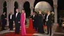 First Lady Melania Trump tampil anggun saat menghadiri gala tahunan Palang Merah Amerika ke-60 di Mar-a-Lago, Florida, AS (4/2). Mantan model yang telah berusia 46 tahun tersebut tampil anggun saat mendampingi suaminya, Donald Trump. (AFP/Mandel Ngan)