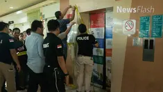 Lift di pusat perbelanjaan di kawasan Blok M Square, Jakarta Selatan anjlok. Puluhan penumpang lift diketahui mengalami luka-luka