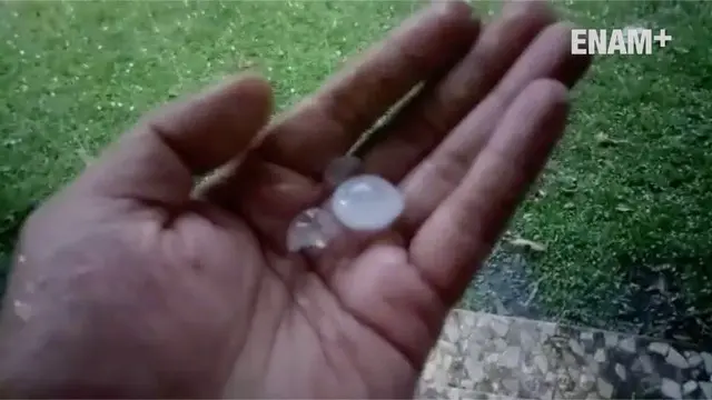 ENAM PLUS: Penampakan Hujan Es Batu di Kramat Jati