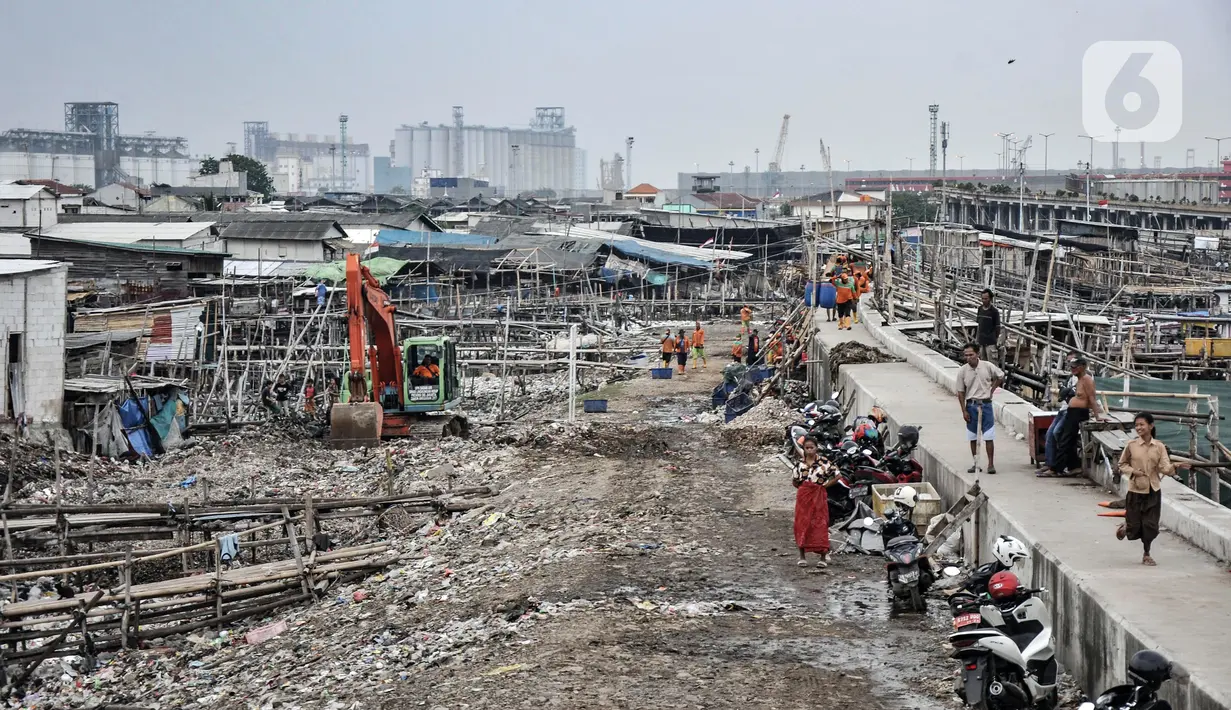 Pekerja Suku Dinas Lingkungan Hidup Kepulauan Seribu menggunakan alat berat saat membersihkan sampah di kawasan Kali Baru, Cilincing, Jakarta Utara, Rabu (23/2/2022). Mulai hari ini, lautan sampah tersebut dibersihkan oleh petugas terkait setelah ramai diberitakan. (merdeka.com/Iqbal S. Nugroho)