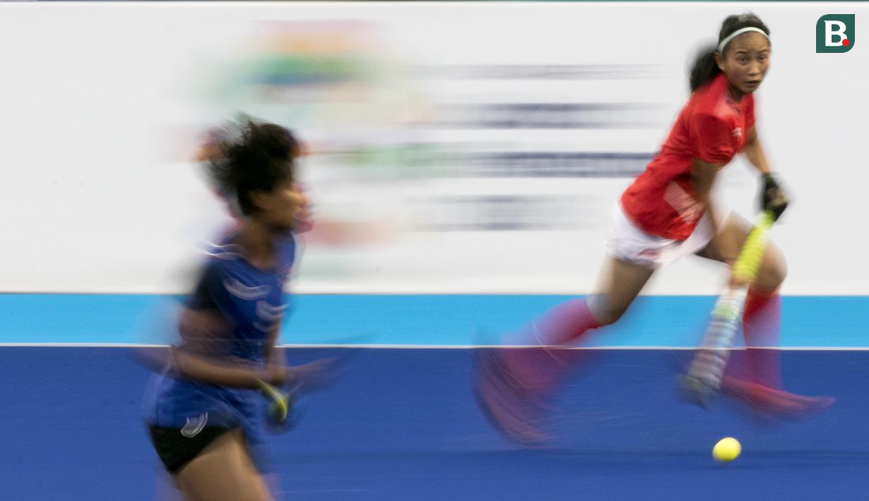 Pemain Indonesia, Melinda, menggiring bola saat melawan Thailand pada laga Asian Games di Lapangan Hoki, GBK, Jakarta, Sabtu (25/8/2018). Indonesia kalah 0-2 dari Thailand. (Bola.com/Peksi Cahyo)
