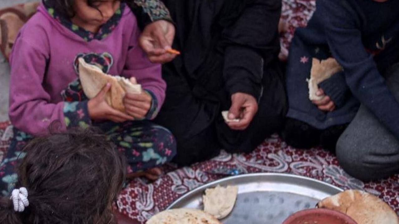 FOTO: Kisah Rabaya, Keluarga Palestina yang Pilih Bertahan dan Menikmati Buka Puasa Ramadan Dikelilingi Bangunan Hancur di Rafah