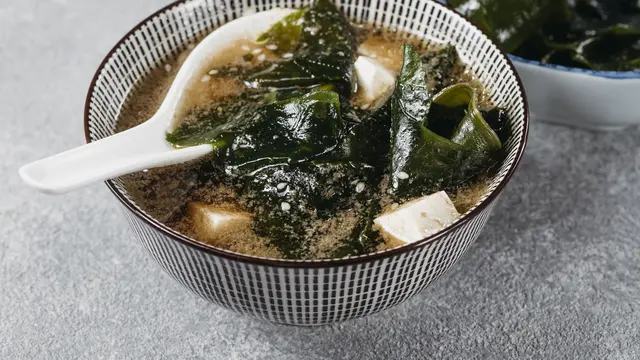 1. Sop Soun Rumput Laut: Hangat, Ringan, dan Mengenyangkan [Dok/freepik.com]