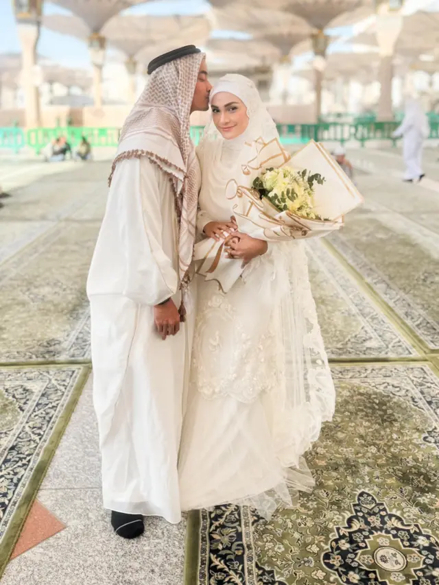 Putri Zulkifli Hasan resmi menikah dengan Zumi Zola pada Kamis (5/12) di Masjid Nabawi
