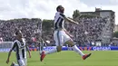 Pemain Juventus, Gonzalo Higuain merayakan golnya ke gawang empoli pada lanjutan Serie A di Carlo Castellani Stadium, Empoli, (02/10/2016). (REUTERS/Alberto Lingria) 