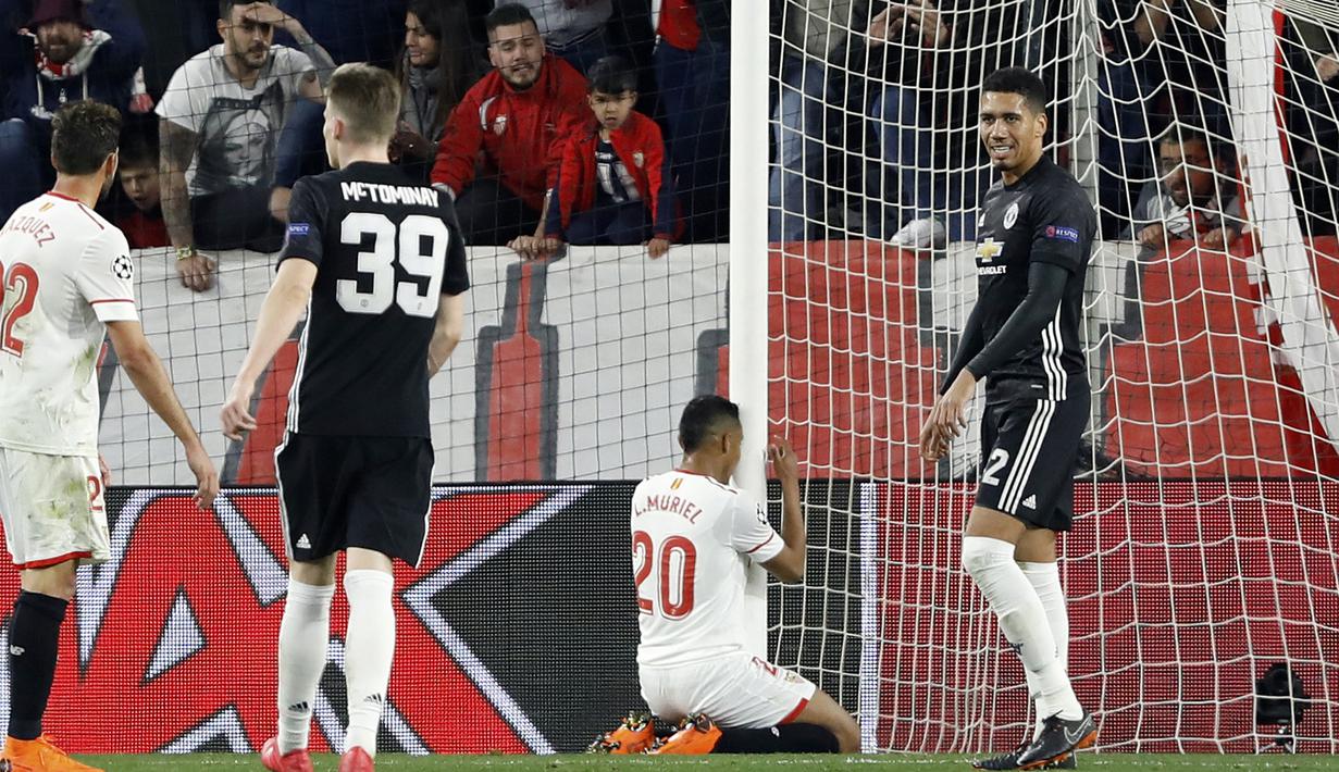 Pemain Sevilla, Luis Muriel mencium tiang gawang saat gagal mencetak gol ke gawang Manchester United pada laga 16 besar Liga Champions di Ramon Sanchez Pizjuan stadium, Seville, (21/2/2018). Babak kedua Sevilla bermain imbang 0-0. (AP/Miguel Morenatti)