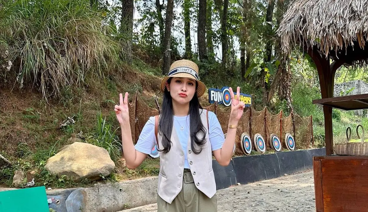 Tampil dengan busana kasual, gaya Sandra Dewi tetap tampil menawan dengan topi keren dan rompi bak anak muda. Sosoknya pun menuai banyak pujian netizen meski mengaku bahwa dirinya sudah tidak seputih dulu lagi. (Liputan6.com/IG/@sandradewi88)