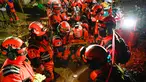 Anggota pemadam kebakaran sukarela berpartisipasi dalam latihan gempa di Guatemala City pada 2 Februari 2023. Kegiatan ini dilakukan jelang peringatan gempa tahun 1976 yang menewaskan 23.000 orang. (AFP/Johan Ordonez)