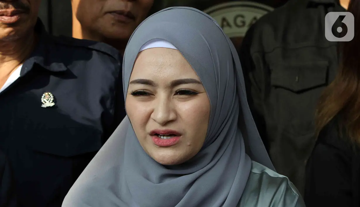 Selebriti Nathalie Holscher menyampaikan keterangan usai menjalani sidang perceraian dengan komedian Entis Sutisna atau lebih dikenal Sule di Pengadilan Agama (PA) Cikarang, Jawa Barat, Rabu (20/7/2022). Nathalie Holscher dan Sule datang ke PA Cikarang untuk menghadiri sidang perdana perceraian yang beragendakan pemeriksaan berkas dan mediasi. (Liputan6.com/Herman Zakharia)