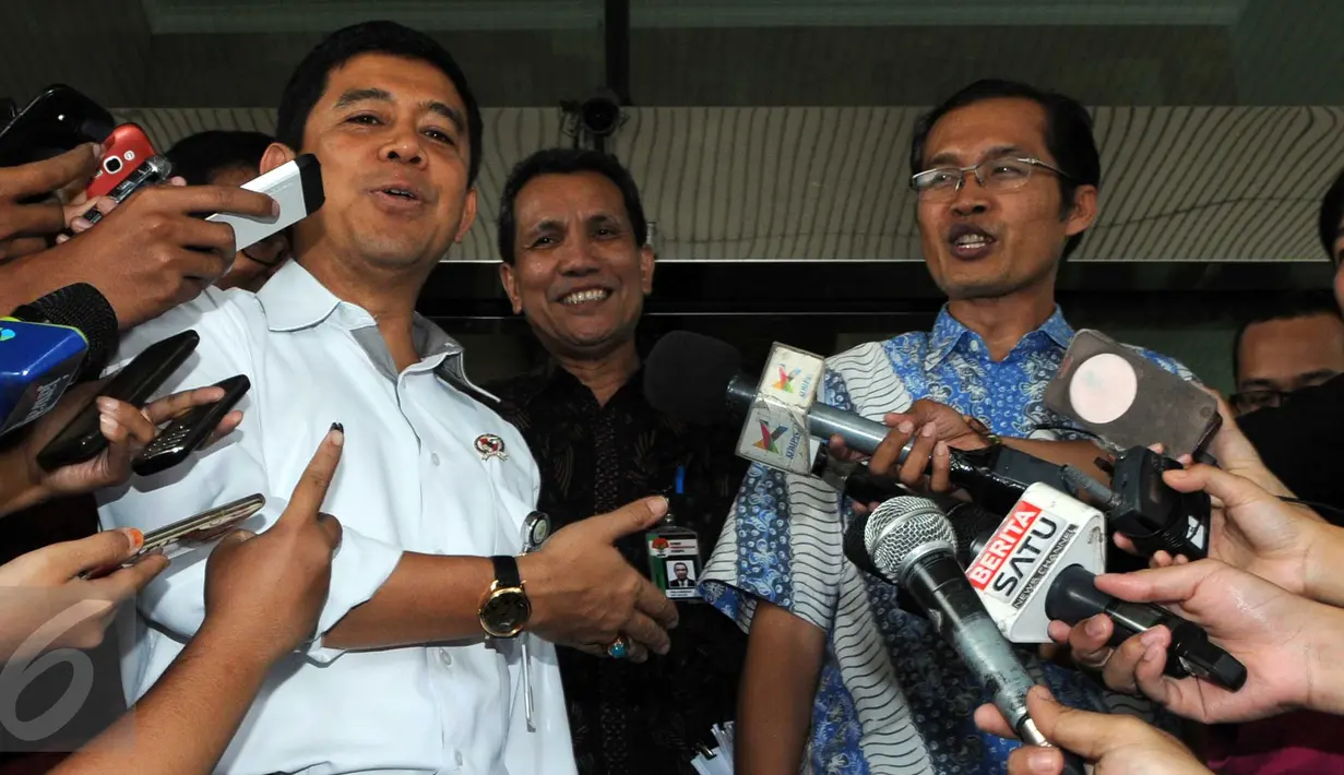 Menpan RB, Yuddy Chrisnandi (baju putih) didampingi Pimpinan KPK Alexander Marwata (batik biru) memberikan keterangan kepada awak media seusia melakukan pertemuan dengan pimpinan KPK di Jakarta, Jumat (18/3). (Liputan6.com/Helmi Afandi)