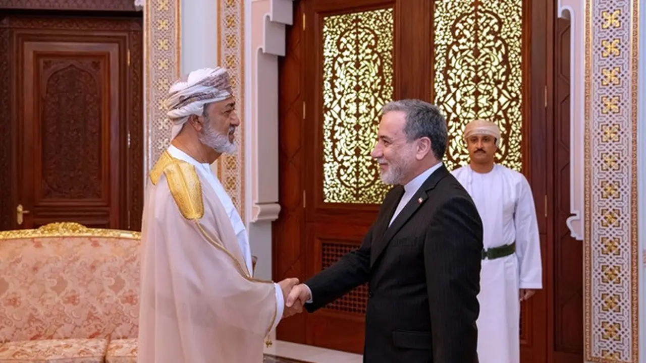 Menteri Luar Negeri Iran Abbas Araghchi (kanan) berjabat tangan dengan Sultan Oman Haitham bin Tariq dalam pertemuan mereka di Muscat, Minggu (26/4/2026).