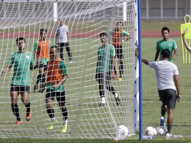 Para pemain Timnas Indonesia saat latihan di Stadion Madya Senayan, Jakarta, Selasa (22/11). Latihan ini persiapan jelang laga Piala AFF 2018 menghadapi Filipina. (Bola.com/Yoppy Renato)