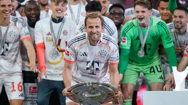 Foto: Hapus Label Raja Tanpa Mahkota, Detik-detik Harry Kane Akhirnya Angkat Trofi Juara