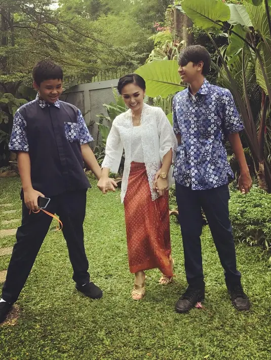 Kebaya 'peranakan' yang terinspirasi dari gaya Tionghoa (Foto: @yunishara36)