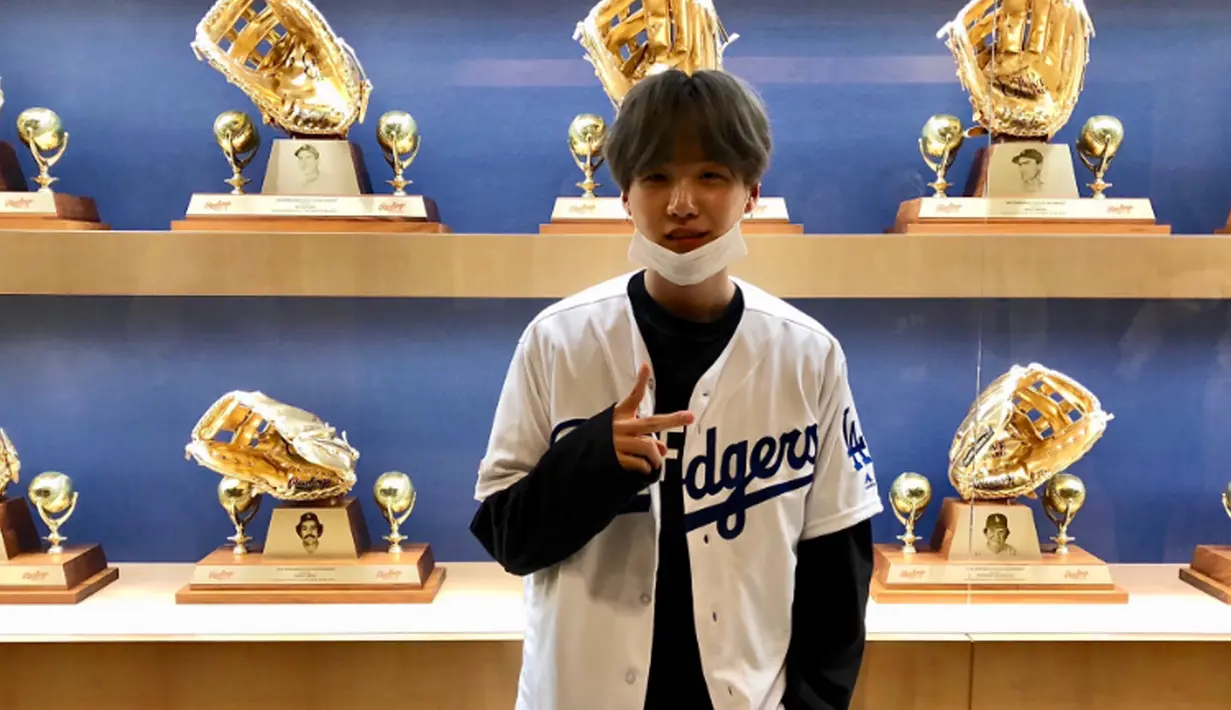 Salah satu member BTS, Suga terlihat mendatangi pertandingan baseball di Los Angeles,  Rabu (08/05/19) (Liputan6.com/twitter/Dodgers)