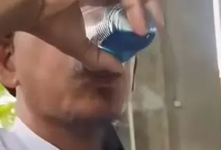 Viral di media sosial video yang memperlihatkan sejumlah pemuda dan orang tua meminum oli baru secara bergiliran. (Foto: Tangkapan Layar Sosmed)