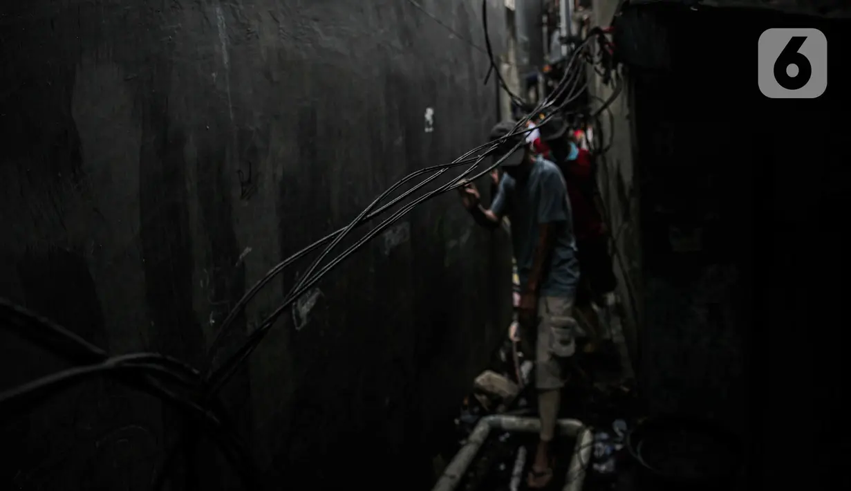 Sebanyak 110 personel diturunkan untuk memadamkan kebakaran tersebut dengan total 23 unit kendaraan pemadam. (Liputan6.com/Faizal Fanani)