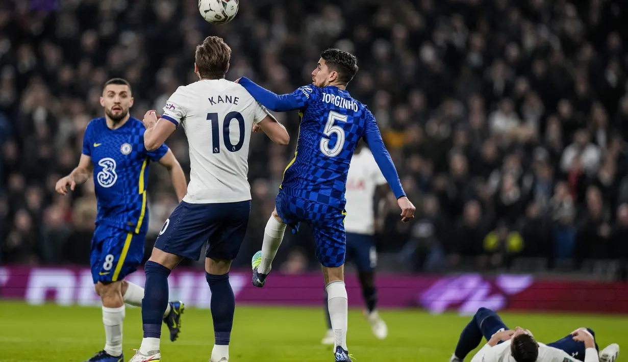 Penyerang Tottenham, Harry Kane berebut bola dengan gelandang Chelsea, Jorginho pada leg kedua semifinal Piala Liga Inggris di Stadion Tottenham Hotspur di London, Kamis (13/1/2022). Chelsea kan menghadapi pemenang Liverpool atau Chelsea di partai Final. (AP Photo/Alastair Grant)