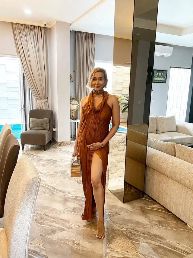 Gaya Kimmy Jayanti yang Tengah Hamil Anak Kedua. (Sumber: Instagram/kimmyjayanti)
