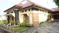 Rumah AKBP Achiruddin berada di kawasan Jalan Guru Sinumba, Kelurahan Helvetia Timur, Kecamatan Medan Helvetia, Kota Medan