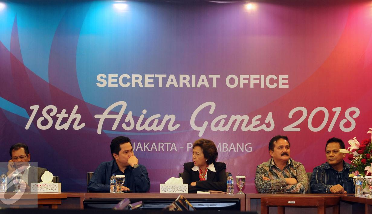 Ketua KOI, Erick Thohir (kedua kiri) memimpin rapat serah terima jabatan di Gedung KOI Jakarta, Senin (23/11/2015). Secara resmi Rita Subowo menyerahkan tugas dan tanggung jawab Ketua KOI kepada Erick Thohir. (Liputan6.com/Helmi Fithriansyah)