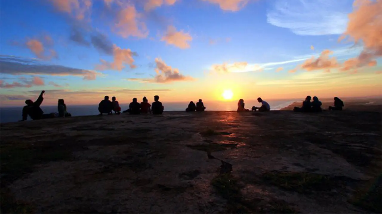 Nikmati Pantai Parangtritis dari Ketingian Bukit Parang Endog