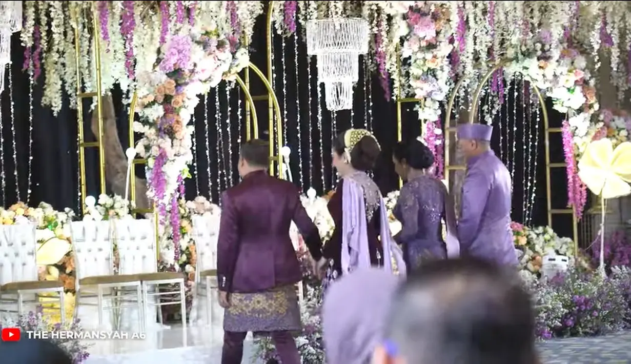 Momen hangat dan bikin adem, berikut momen Anang Hermansyah beserta istri dan Krisdayanti dan suami berjalan saling bergandengan naik ke panggung. [Youtube/The Hermansyah A6]