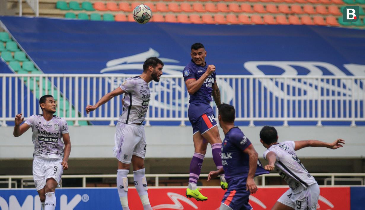 Penyerang Persita Tangerang, Alex Goncalves (kanan) melepaskan sundulan saat melawan Bali United dalam laga pekan ke-4 BRI Liga 1 2021/2022 di Stadion Pakansari, Bogor, Jumat (24/09/2021). Persita kalah 1-2. (Bola.com/Bagaskara Lazuardi)