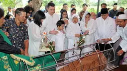 Jenazah ibunda Maudy Koesnaedi, Sondari Soemijati saat akan dimasukkan ke liang lahat di TPU Karet Bivak, Jakarta, Kamis (16/4/2015). Ibunda Maudy meninggal Rabu sore (15/4) pada usia 82 tahun. (Liputan6.com/Panji Diksana)