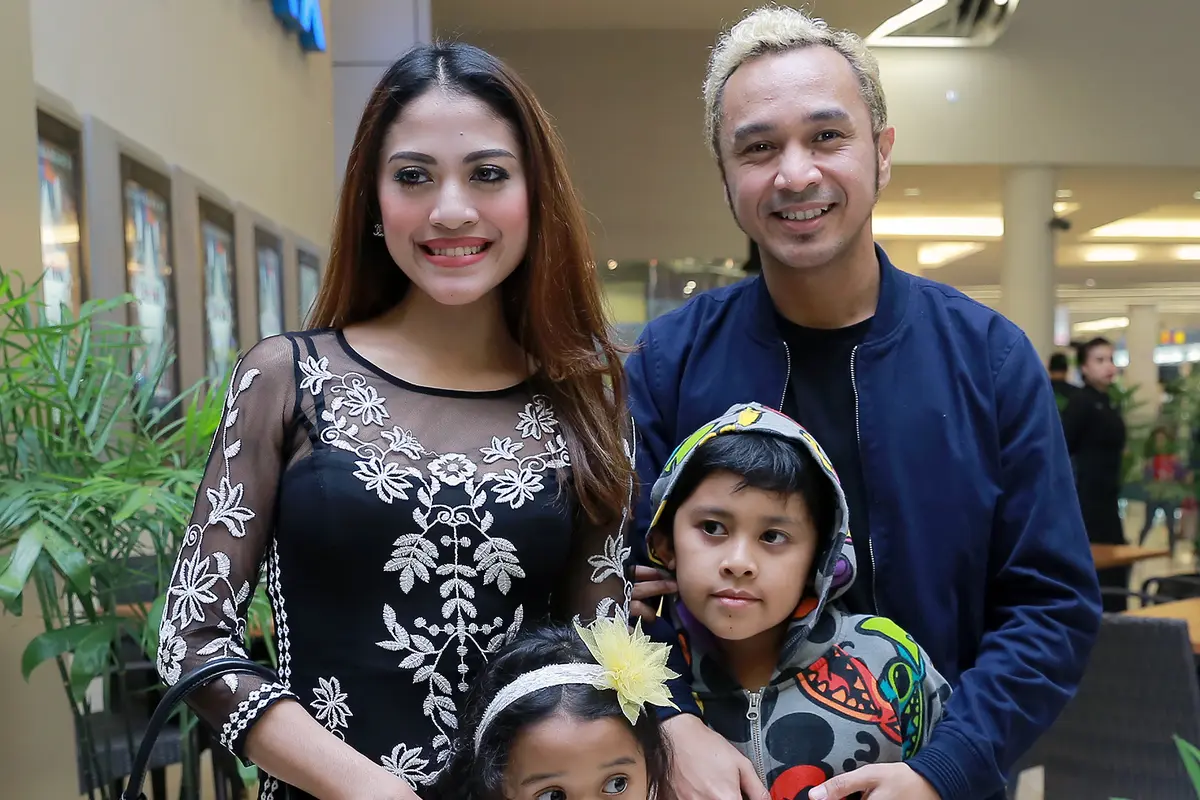 [Bintang] Giring Nidji dan keluarga