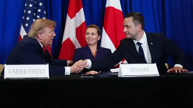 Presiden AS Donald Trump berjabat tangan dengan PM Greenland Jens-Frederik Nielsen sebelum menandatangani perjanjian keamanan di sela Sidang Majelis Umum PBB di Markas Besar PBB, Selasa (22/9/2026). PM Denmark Mette Frederiksen tampak menyaksikan.