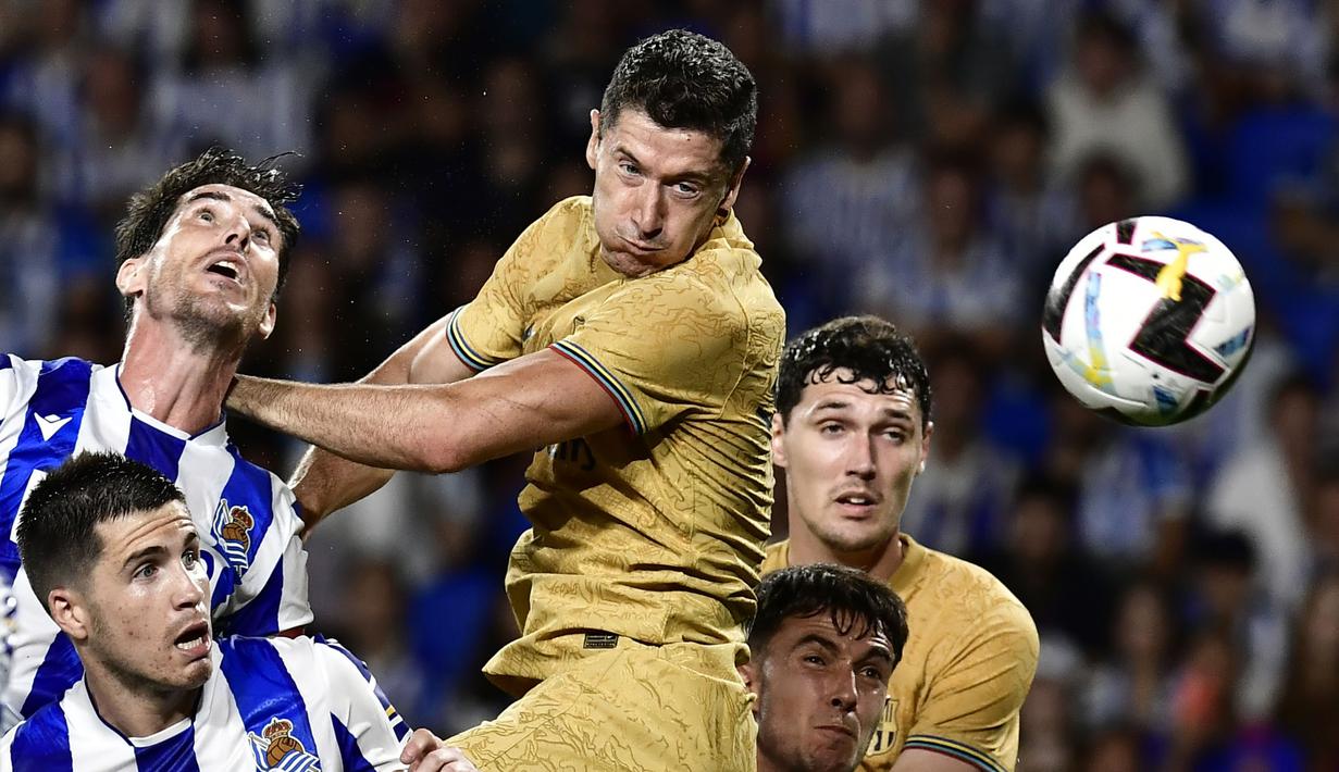 Tak hanya gol cepat tersebut, penyerang asal Polandia tersebut juga mampu menambah keunggulan Barcelona pada menit ke-68. Kali ini Ansu Fati yang berperan atas gol Lewandowski. (AFP/Ander Gillenea)