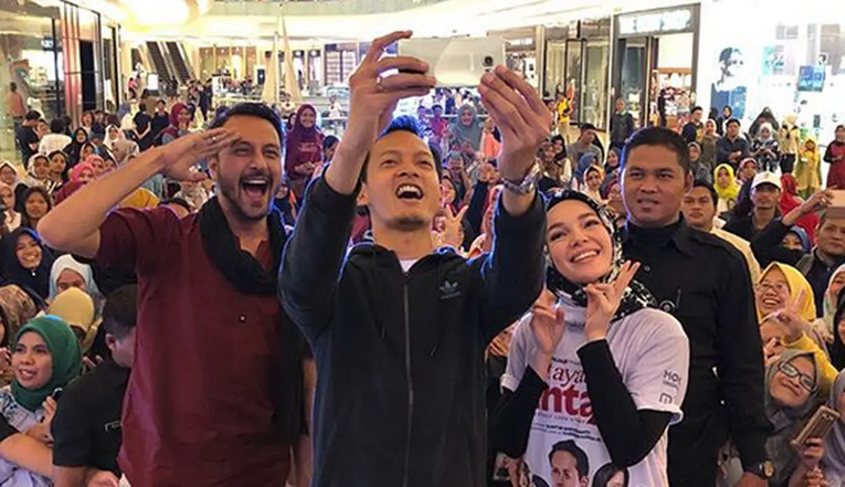 Sebelum film Ayat-Ayat Cinta 2 ini tayang, lebih dulu digelar konsernya yang bertajuk Ayat-Ayat Cinta in Concert with Live Orchestra yang digelar di Jakarta Convention Center (JCC), Rabu (20/12/2017). (Instagram/filmaac2)