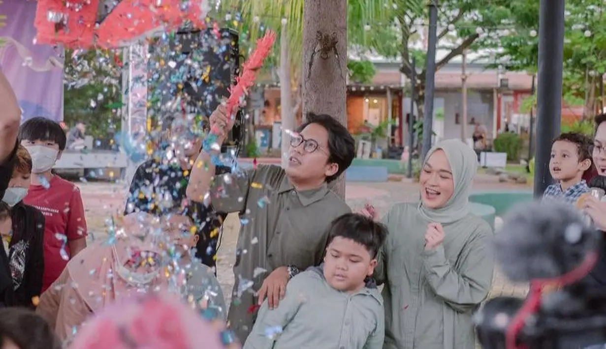 Seperti yang diketahui, Ririe bercerai dari Ayus karena isu perselingkuhan. Padahal keduanya sudah membina rumah tangga selama 15 tahun. @ririe_fairus.