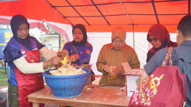 Mensos Risma turun tangan langsung dalam mempersiyapkan Sarapan untuk Para Pengungsi di Kabupaten Agam, Sumbar (Istimewa)