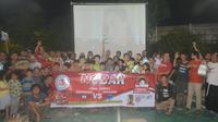 Warga menggelar acara nobar Timnas Indonesia versus Thailand pada leg kedua final Piala AFF 2020 di Cluster Mutiara Korelet 3, Desa Ranca Kelapa, Kecamatan Panongan, Kabupaten Tangerang, Sabtu (1/1/2022) malam WIB.