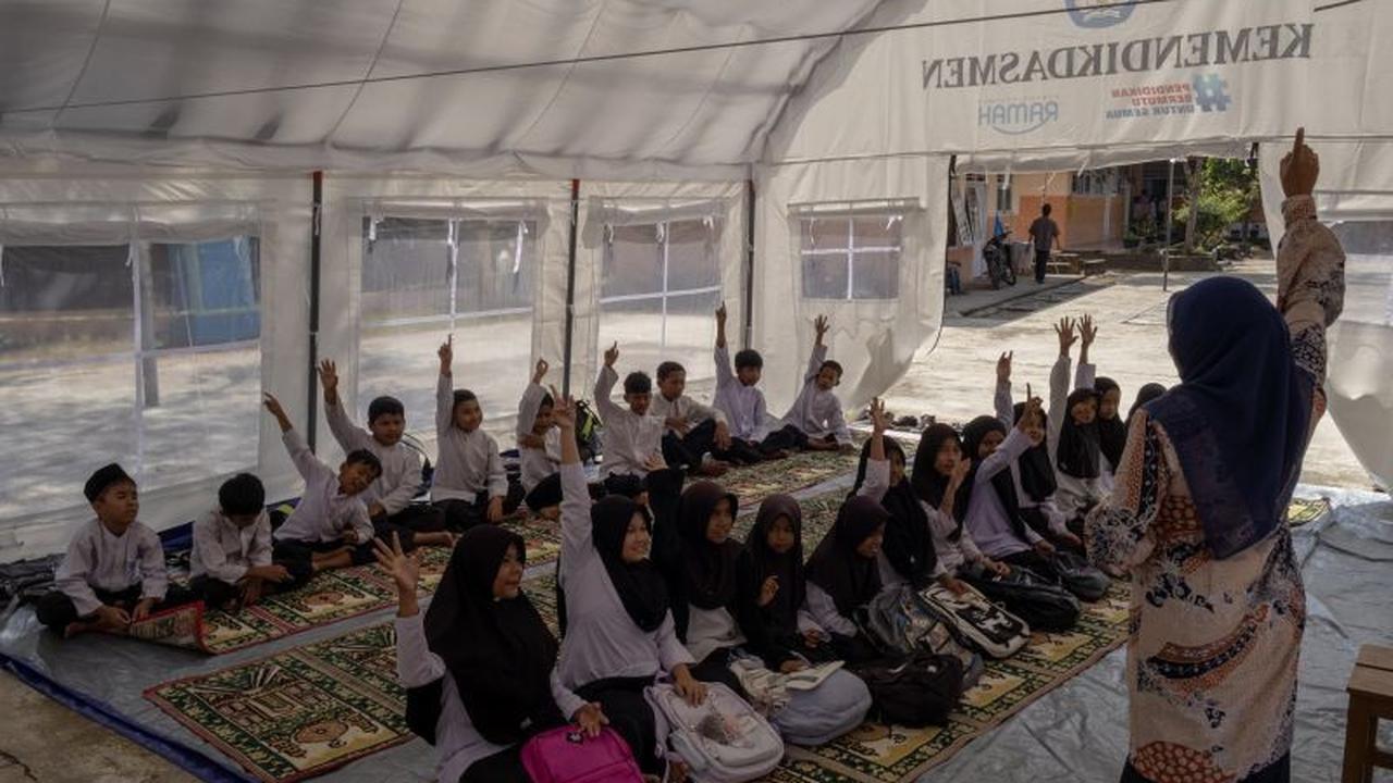 Siswa SD Bungo Tanjuang Tetap Antusias Belajar di Tenda Darurat Kemendikdasmen
