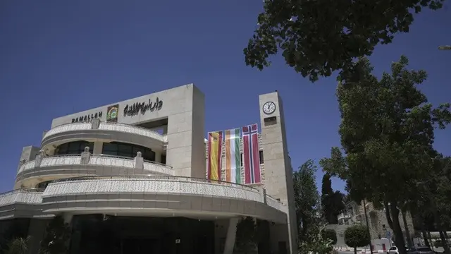 Bendera Spanyol, Irlandia, dan Norwegia terpampang di gedung Balai Kota di Ramallah, Tepi Barat yang diduduki, setelah ketiga negara tersebut pada Jumat (24/5/2024) mengumumkan akan mengakui Negara Palestina.