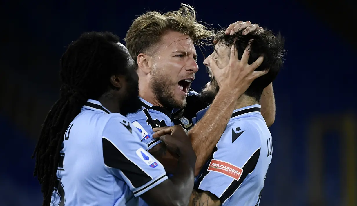 Pemain Lazio merayakan gol yang dicetak Ciro Immobile ke gawang Cagliari pada laga lanjutan Serie A pekan ke-35 di Stadio Olimpico, Jumat (24/7/2020) dini hari WIB. Lazio menang 2-1 atas Cagliari. (AFP/Filippo Monteforte)